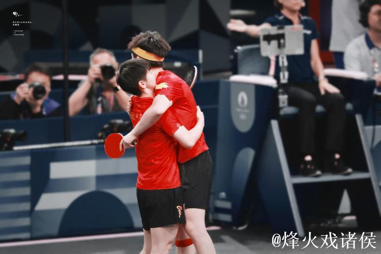孙颖莎腿伤未愈宽慰王楚钦，从张怡宁处接花微笑面对失利